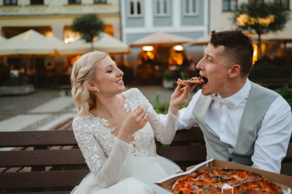 Svadobný fotograf Žilina - romantický portrét novomanželov na námestí